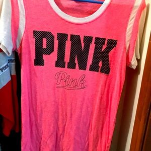 T shit pink Victoria secret size medium color pink
